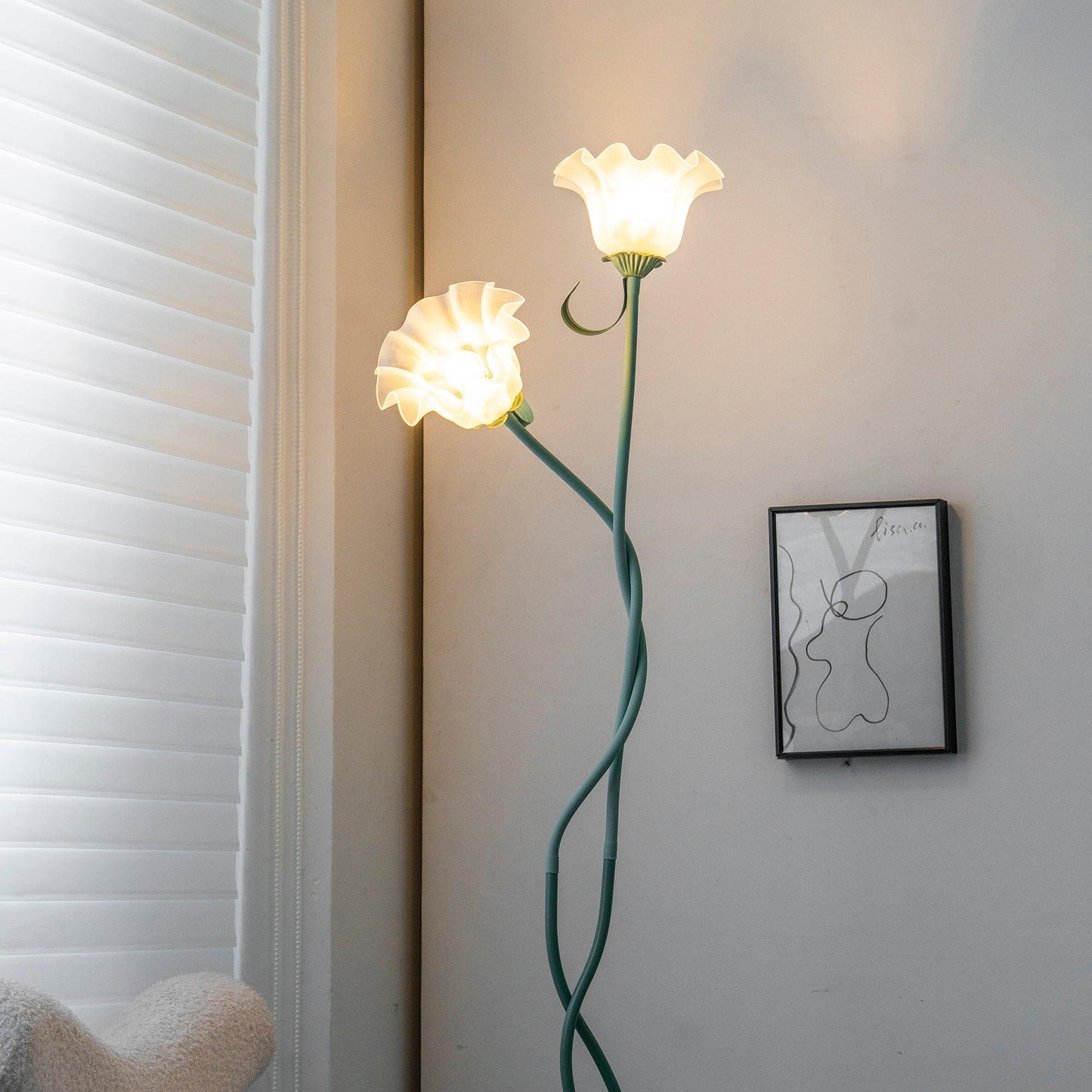 Calla Flower-Inspired Floor Lamp with Glow