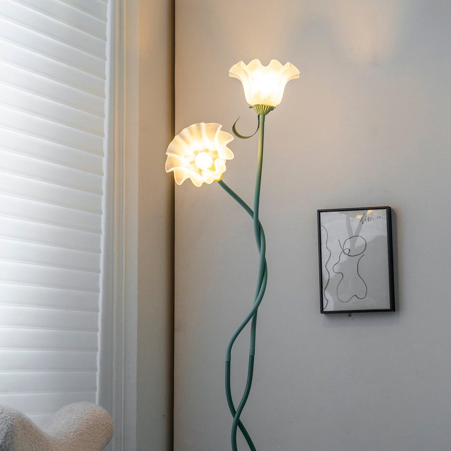 Calla Flower-Inspired Floor Lamp with Glow