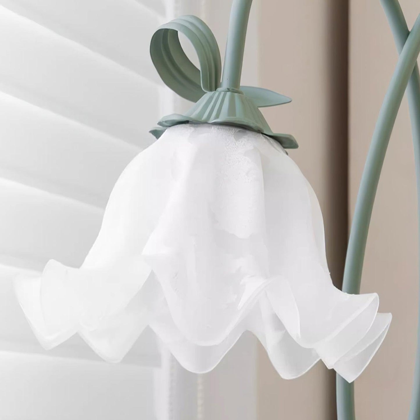 Calla Flower-Inspired Floor Lamp with Glow