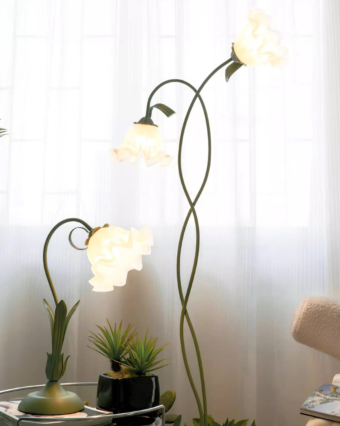 Calla Flower-Inspired Floor Lamp with Glow