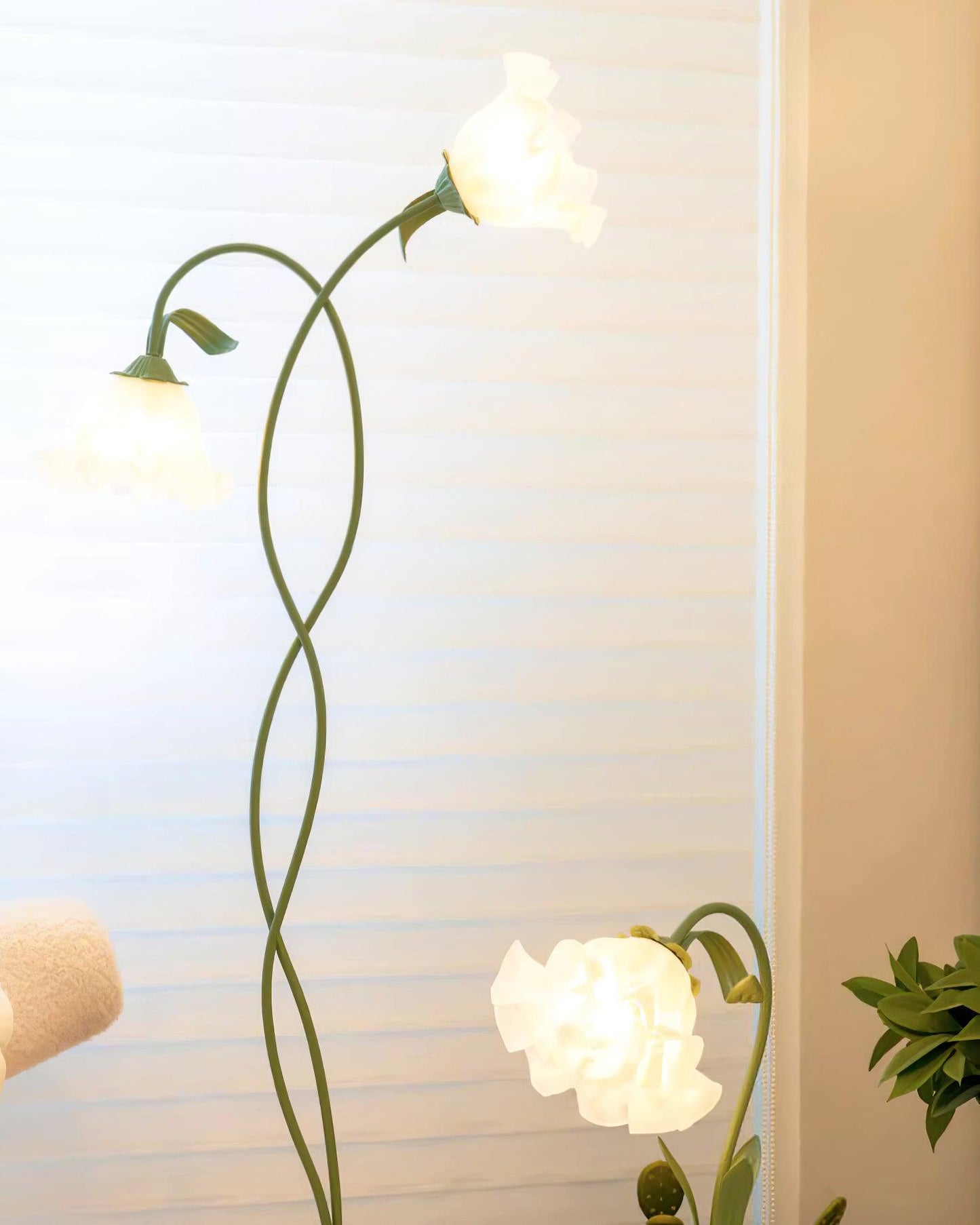Calla Flower-Inspired Floor Lamp with Glow