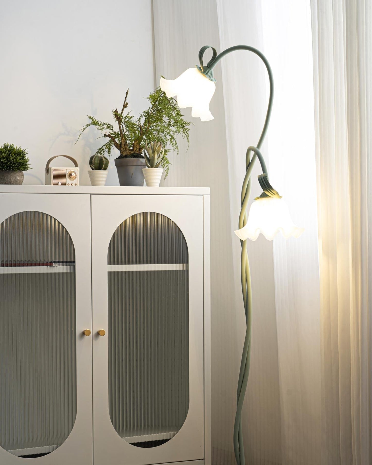 Calla Flower-Inspired Floor Lamp with Glow